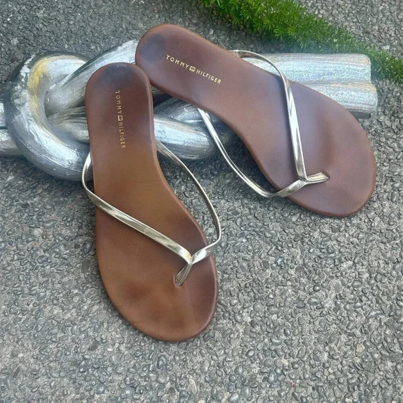 Tommy Hilfiger Gold Flip Flops Thongs Size 7 Medium - Picture 1 of 7